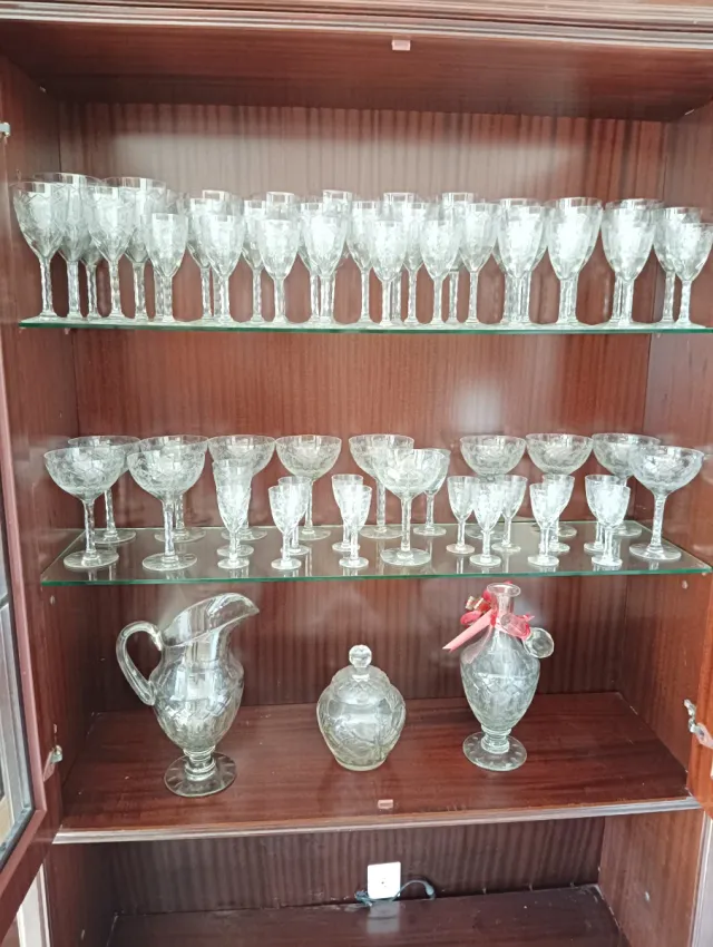 Juego copas y jarra cristal tallado