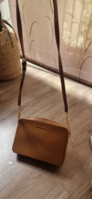 Bolso bandolera Michael Kors marrón y dorado