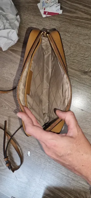 Bolso bandolera Michael Kors marrón y dorado