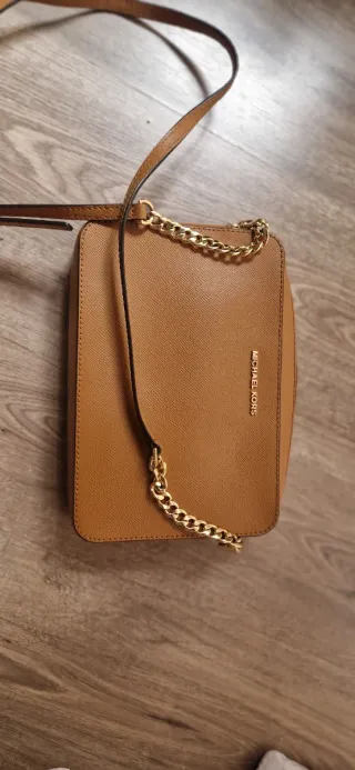 Bolso bandolera Michael Kors marrón y dorado