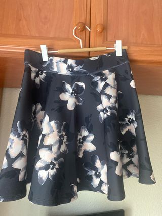 Falda Hollister Floral Negra Multicolor