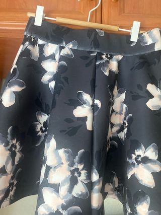 Falda Hollister Floral Negra Multicolor