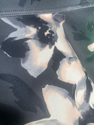 Falda Hollister Floral Negra Multicolor