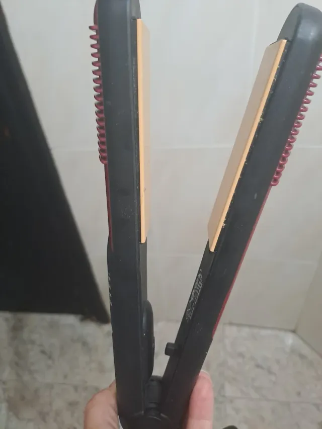 Plancha de pelo Pottery roja y negra