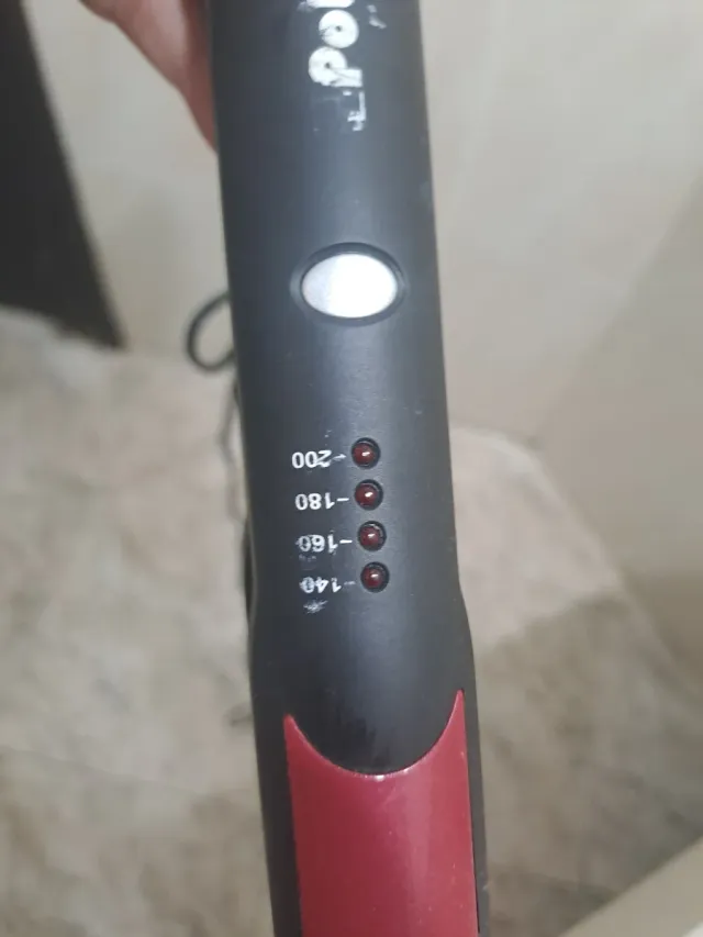 Plancha de pelo Pottery roja y negra