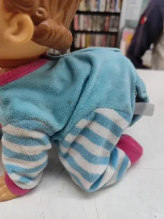 Bebé interactivo gateando