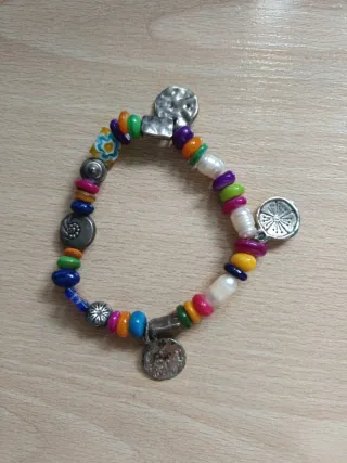 Pulsera multicolor con abalorios y dijes
