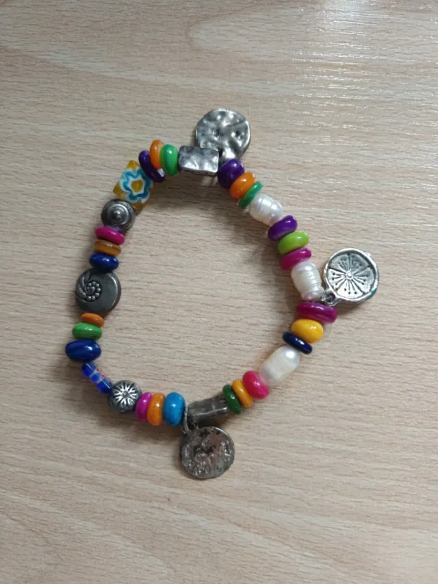 Pulsera multicolor con abalorios y dijes