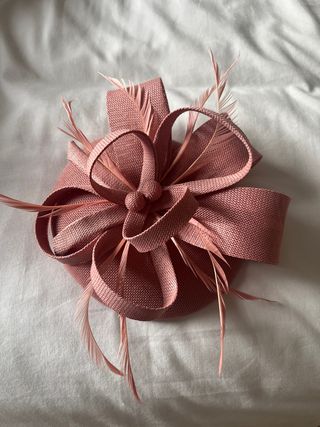 Tocado rosa palo con plumas