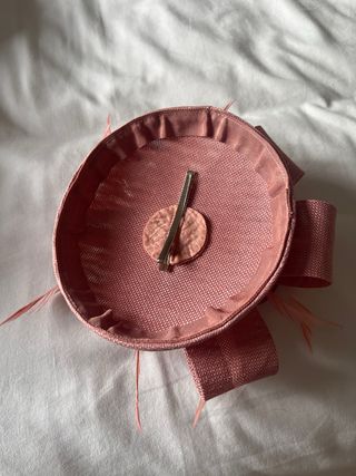 Tocado rosa palo con plumas