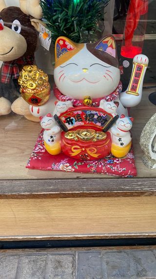 Gato de la suerte Maneki Neko con tesoros