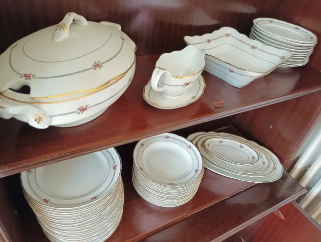 Juego de vajilla de porcelana con detalles dorados