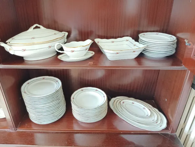 Juego de vajilla de porcelana con detalles dorados