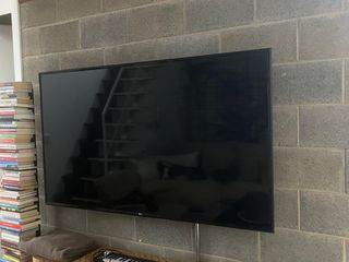 Televisor LG 65UM7100PLA 65 con soporte pared