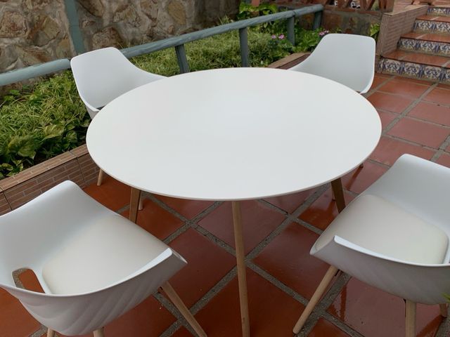 Mesa y Sillas interior