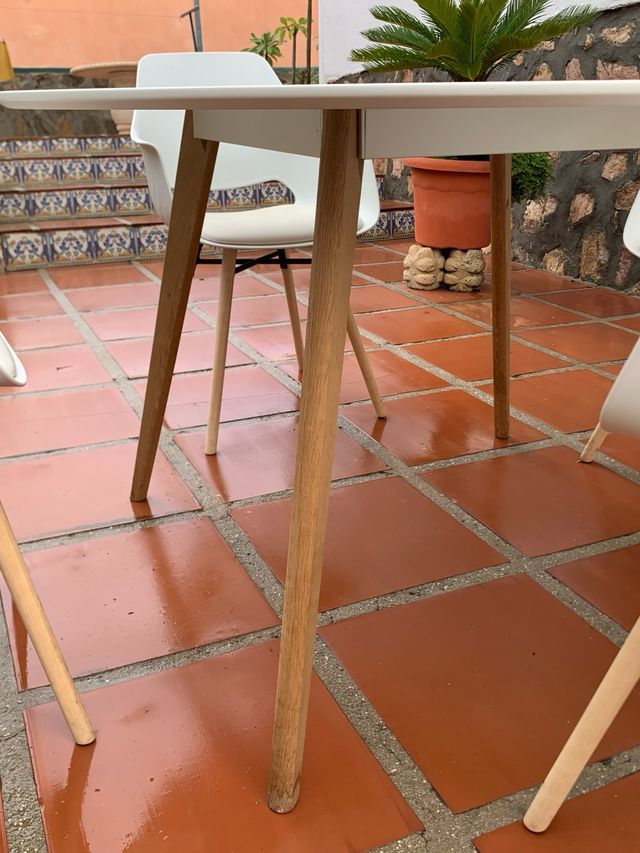 Mesa y Sillas interior