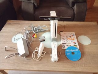 Nintendo Wii + 2 Juegos Wii Play y Wii Sports