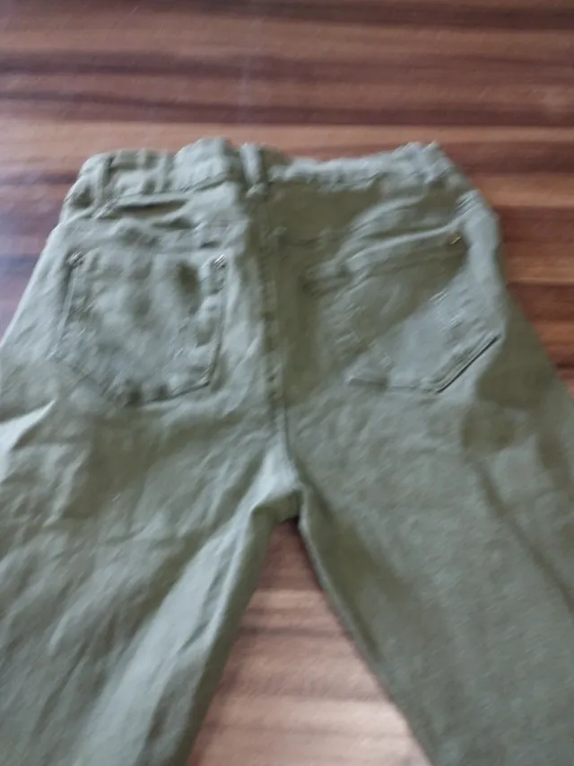 Pantalón pitillo verde con cremalleras