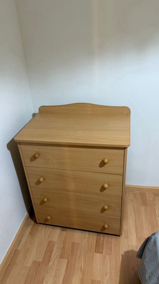 Mueble de madera con 4 cajones