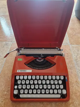 Máquina de escribir Hermes Baby Roja