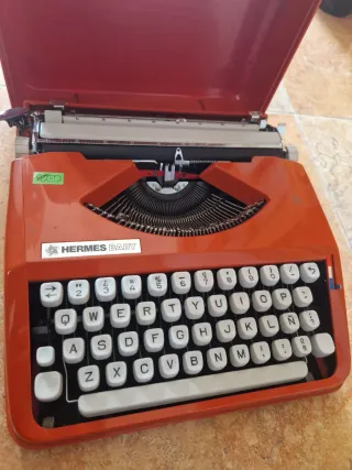 Máquina de escribir Hermes Baby Roja