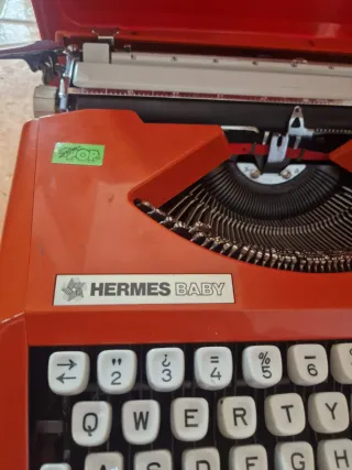 Máquina de escribir Hermes Baby Roja