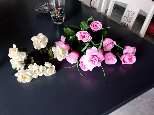 Fiori artificiali rosa e gialli