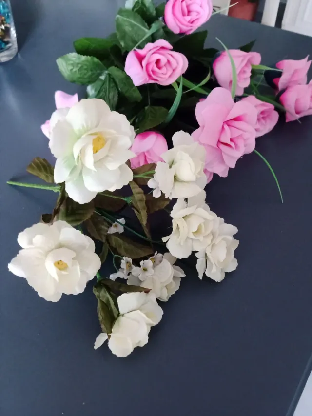 Fiori artificiali rosa e gialli