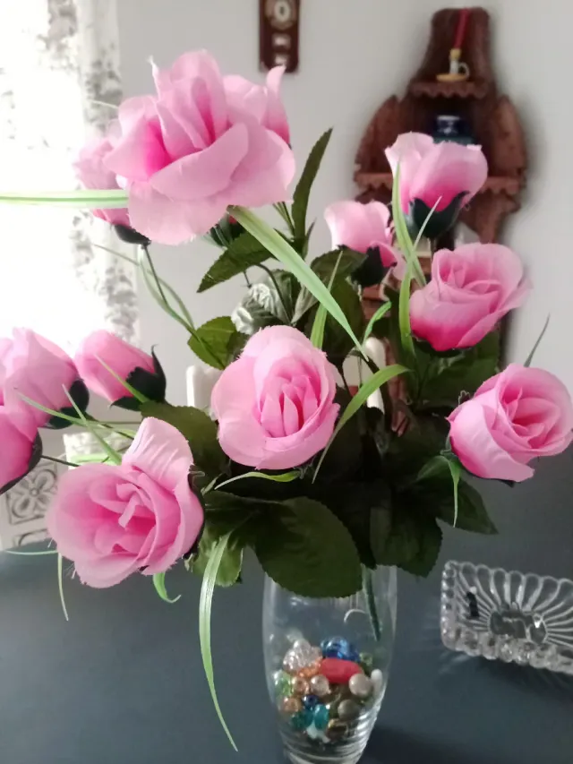 Fiori artificiali rosa e gialli