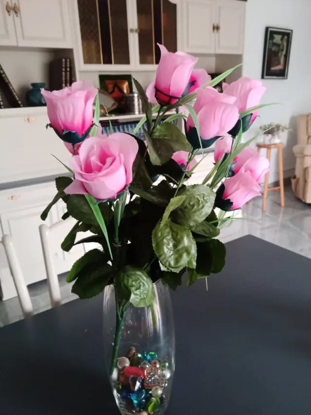 Fiori artificiali rosa e gialli