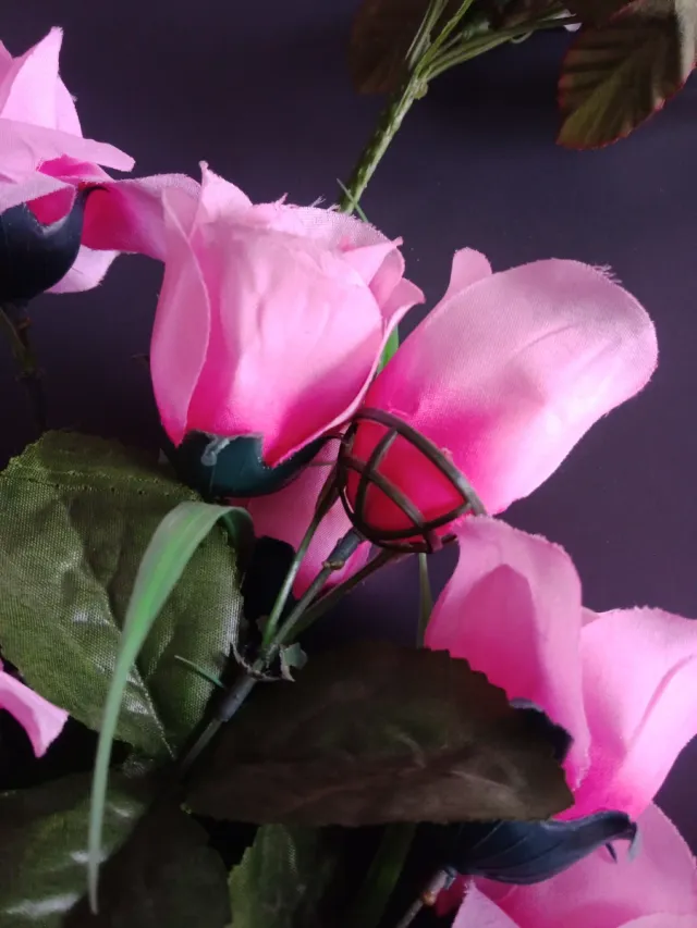 Fiori artificiali rosa e gialli