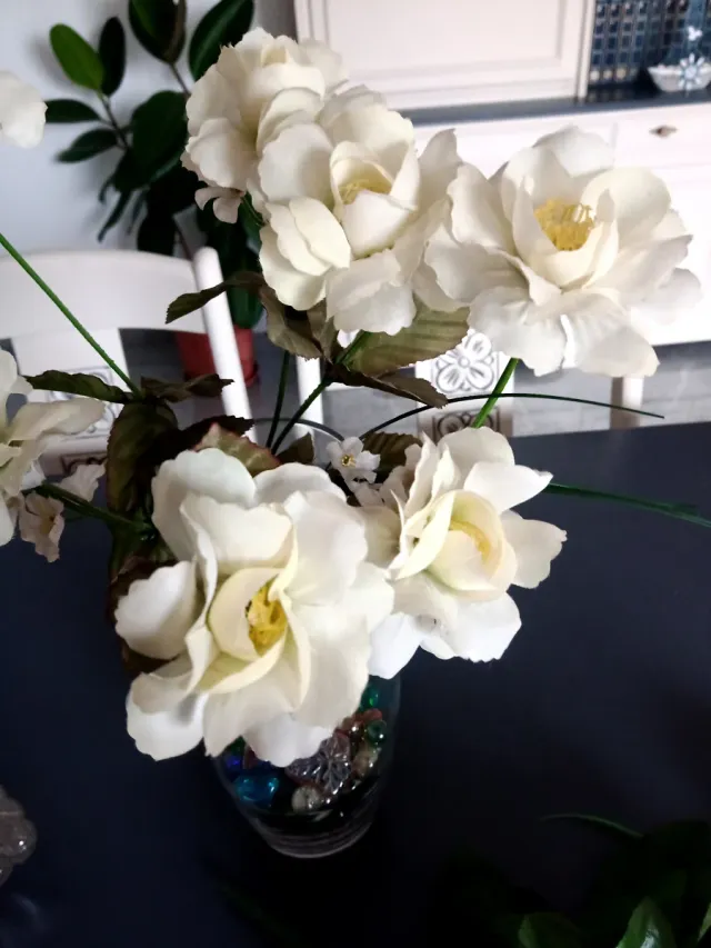 Fiori artificiali rosa e gialli