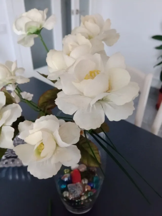 Fiori artificiali rosa e gialli