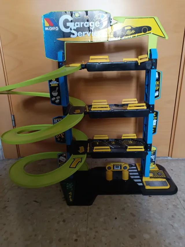 Garaje y camión con 28 coches Molto