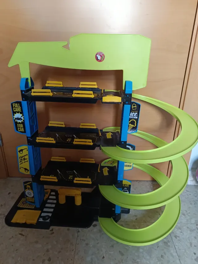 Garaje y camión con 28 coches Molto