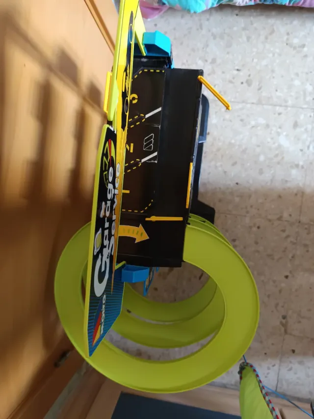 Garaje y camión con 28 coches Molto