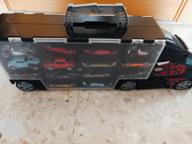 Garaje y camión con 28 coches Molto