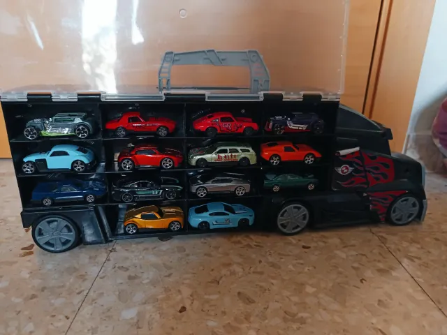 Garaje y camión con 28 coches Molto