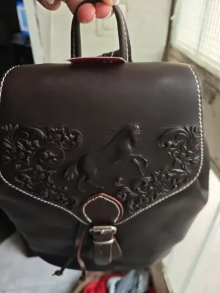 Mochila de piel de vacuno