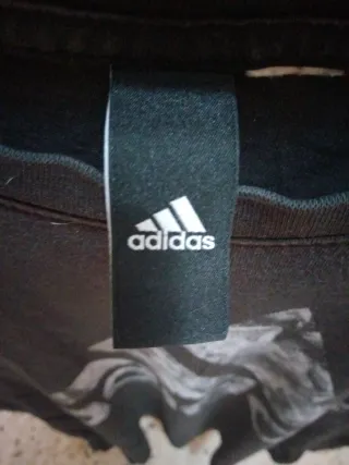 Camiseta Adidas Logo Triángulo Gris Negra