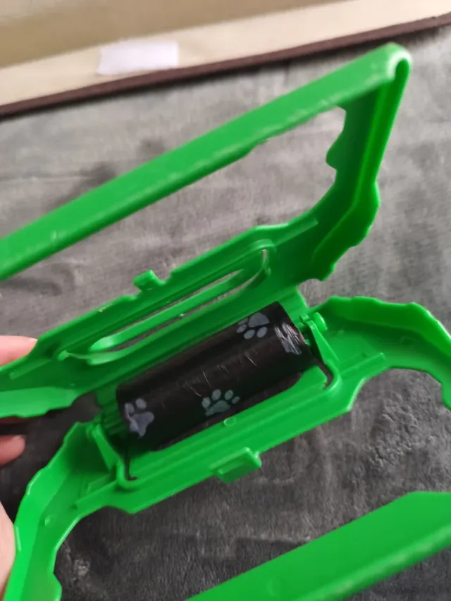 Pinza raccogli escrementi cane