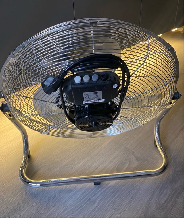 Ventilador Metálico Plateadou comprado en Leroy...