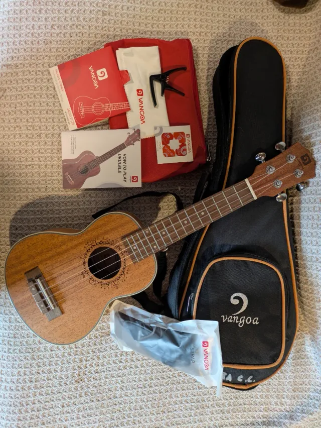 Ukelele Vangoa con accesorios