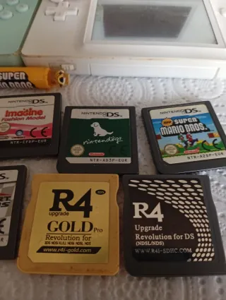 2 Nintendo DS (Blanca y Azul) + Cargador