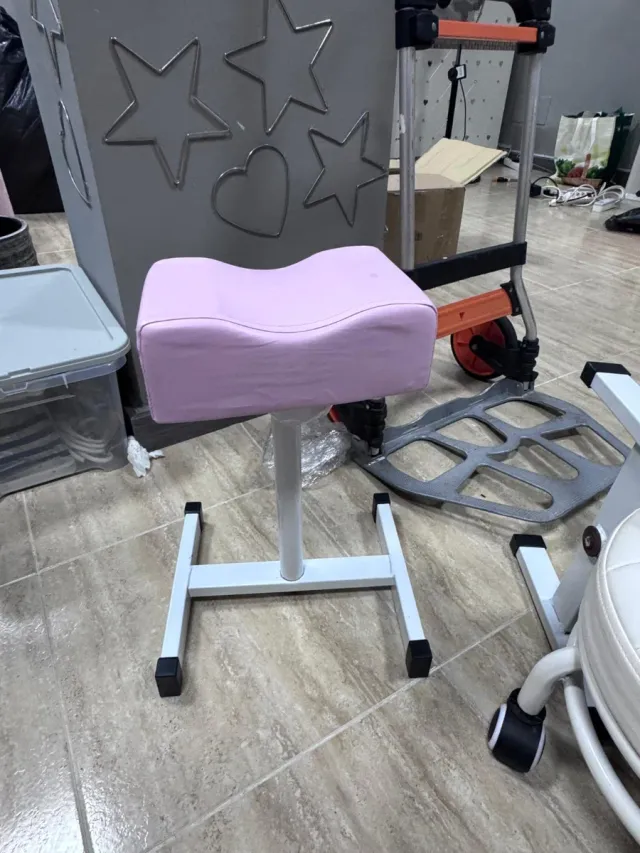 Taburete de pedicura rosa y blanco