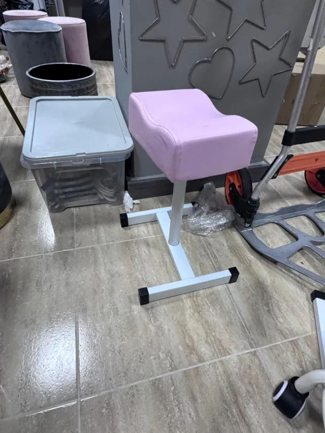 Taburete de pedicura rosa y blanco