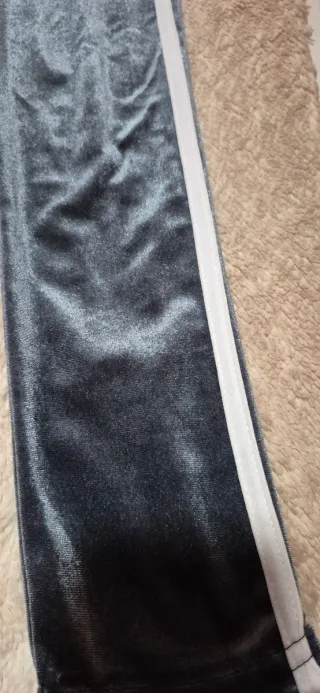 Mallas grises con brillo y rayas laterales