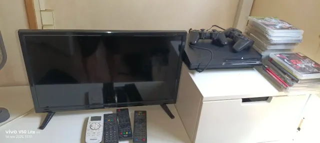 Consola PlayStation 3 con mandos y juegos