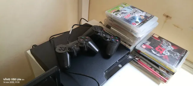 Consola PlayStation 3 con mandos y juegos