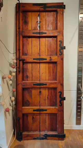 Puerta madera rústica con herrajes